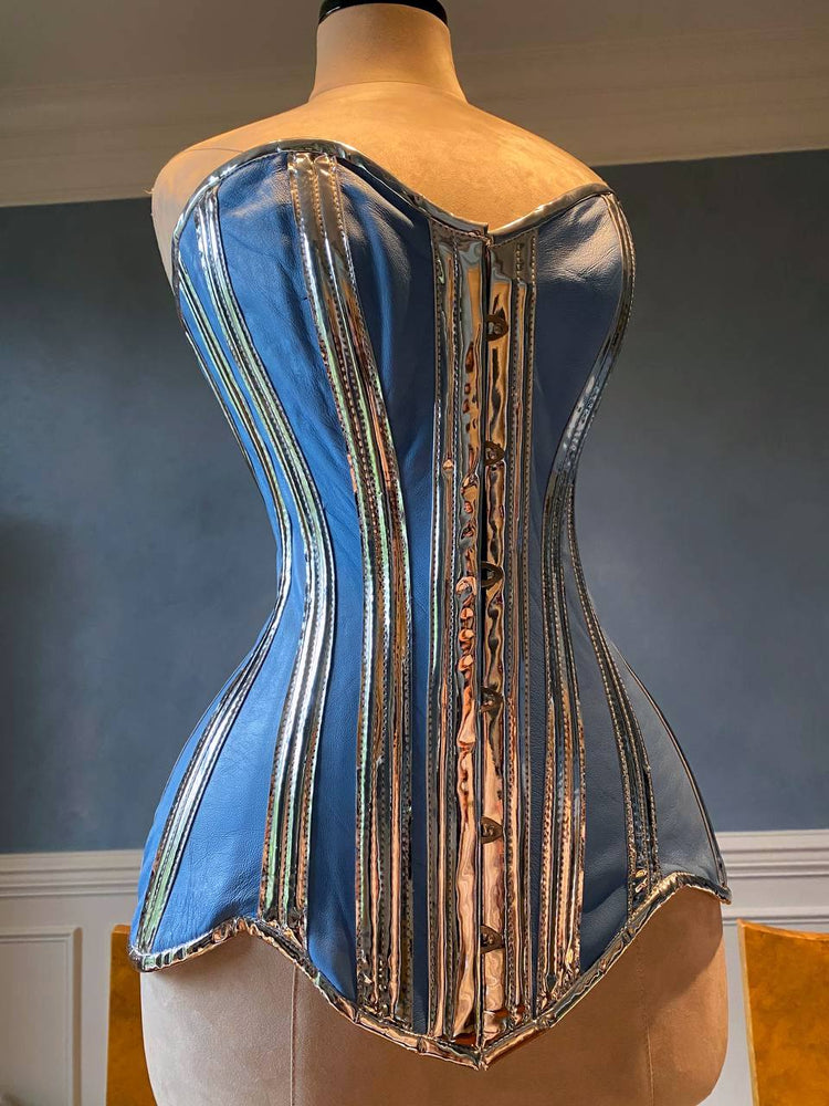 
                  
                    Corset de couro e PVC de ossos de aço longos com quadris longos, ossos de aço duplos, corset azul e prata, corset branco e dourado
                  
                