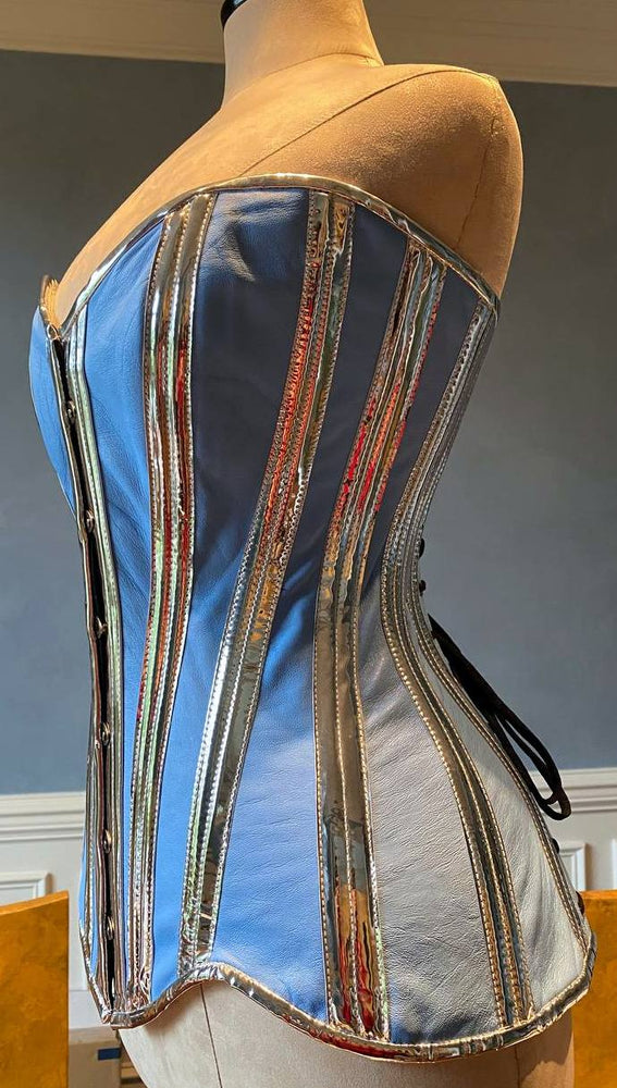 
                  
                    Corset de couro e PVC de ossos de aço longos com quadris longos, ossos de aço duplos, corset azul e prata, corset branco e dourado
                  
                