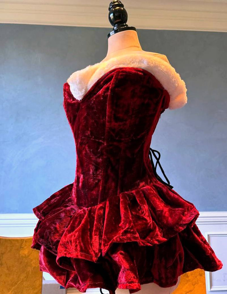 
                  
                    שמלת קורסט סנטה אותנטית עם חצאית פרווה, שמלת קריסמס אדומה מבלוטת. פרום, ולנטיין, שמלת כלה מינית
                  
                