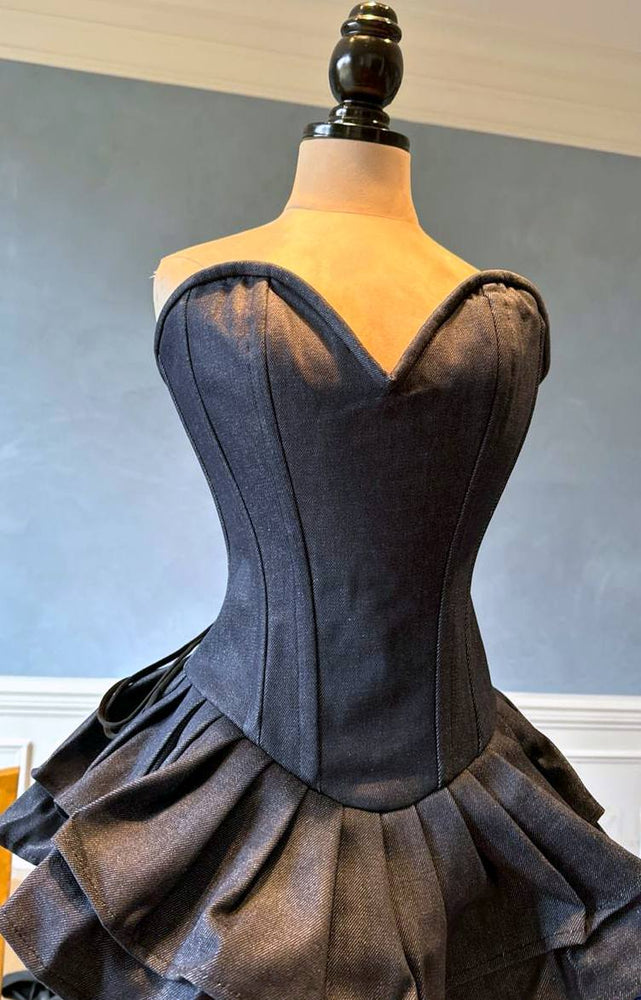 
                  
                    Abito corsetto in denim autentico con gonna soffice, in denim o cotone. Perfetto per prom, San Valentino, mini abito da sposa
                  
                