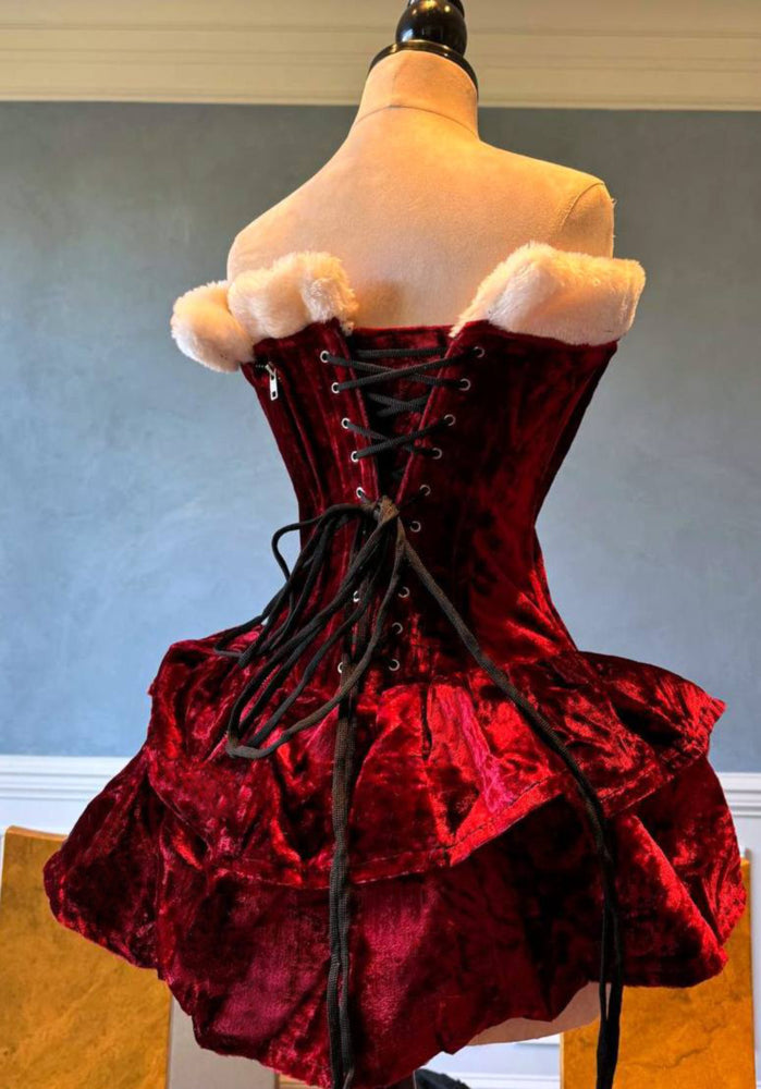 
                  
                    שמלת קורסט סנטה אותנטית עם חצאית פרווה, שמלת קריסמס אדומה מבלוטת. פרום, ולנטיין, שמלת כלה מינית
                  
                
