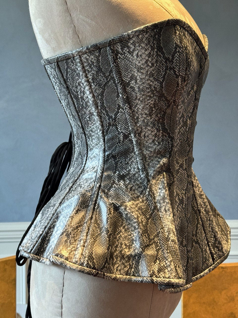 
                  
                    Il corsetto Ramona. Corsetto stile peplum su misura di alta qualità in pelle di serpente ecologica (PVC) su stecche in acciaio, vintage, da matrimonio, vittoriano.
                  
                
