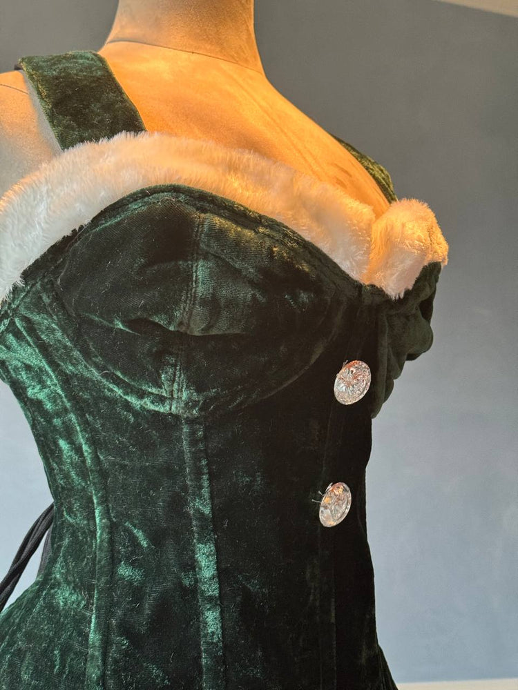 
                  
                    绿色天鹅绒圣诞礼服紧身胸衣。紧身胸衣根据您的尺寸量身定制。
                  
                