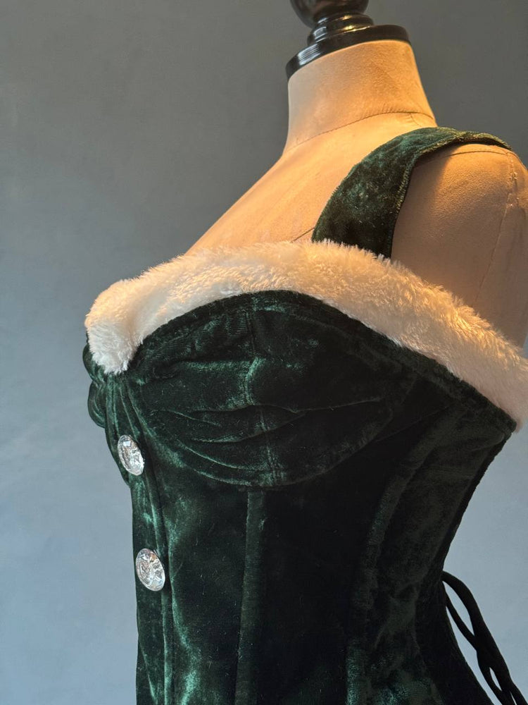 
                  
                    Espartilho de vestido de Natal em veludo verde. O espartilho é feito pessoalmente de acordo com suas medidas.
                  
                