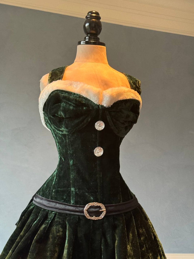 
                  
                    Abito verde in velluto per Natale con corsetto. Il corsetto è realizzato personalmente secondo le tue misure.
                  
                