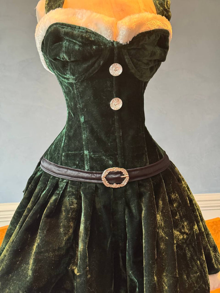 
                  
                    Abito verde in velluto per Natale con corsetto. Il corsetto è realizzato personalmente secondo le tue misure.
                  
                