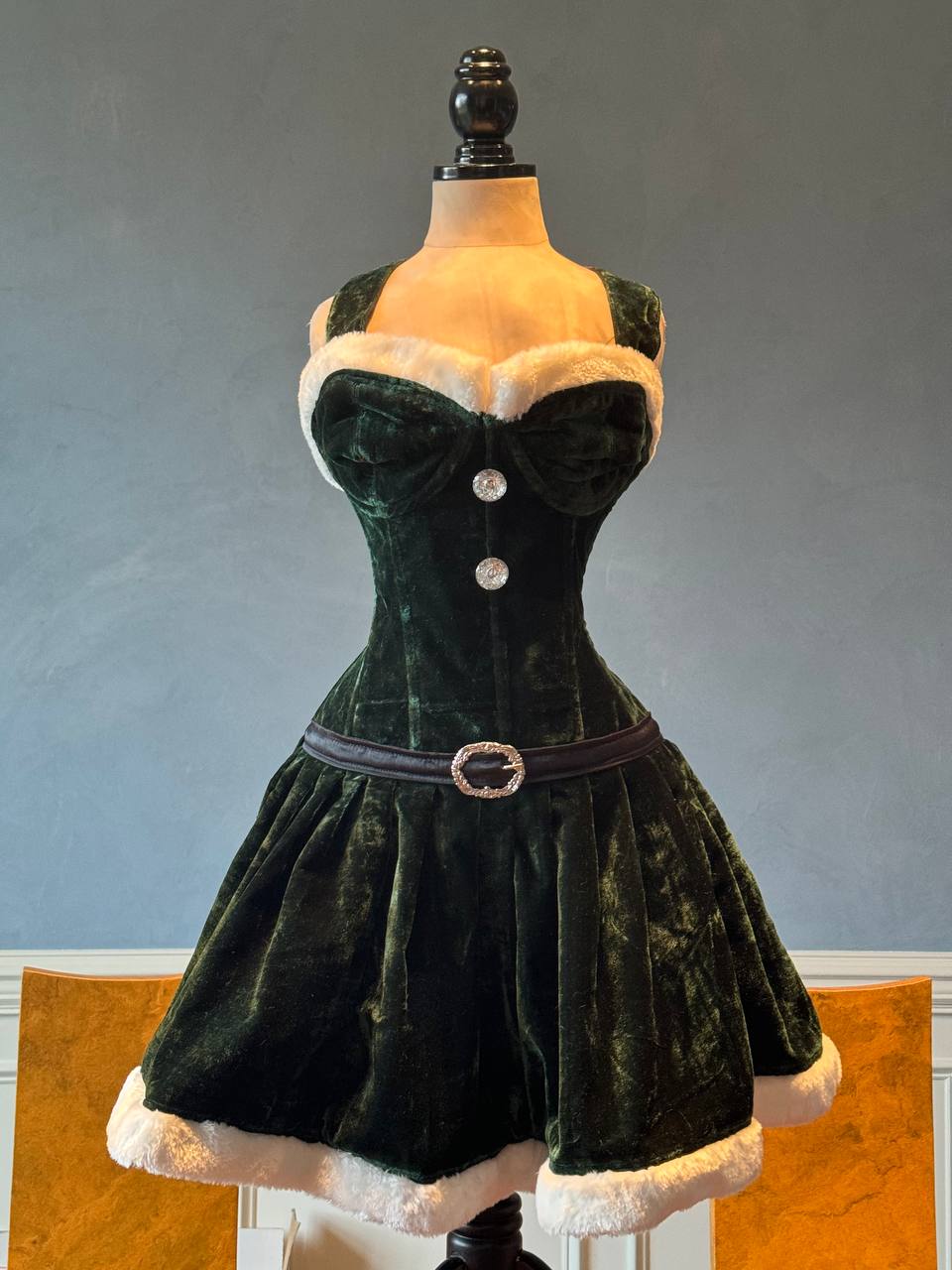 Abito verde in velluto per Natale con corsetto. Il corsetto è realizzato personalmente secondo le tue misure.