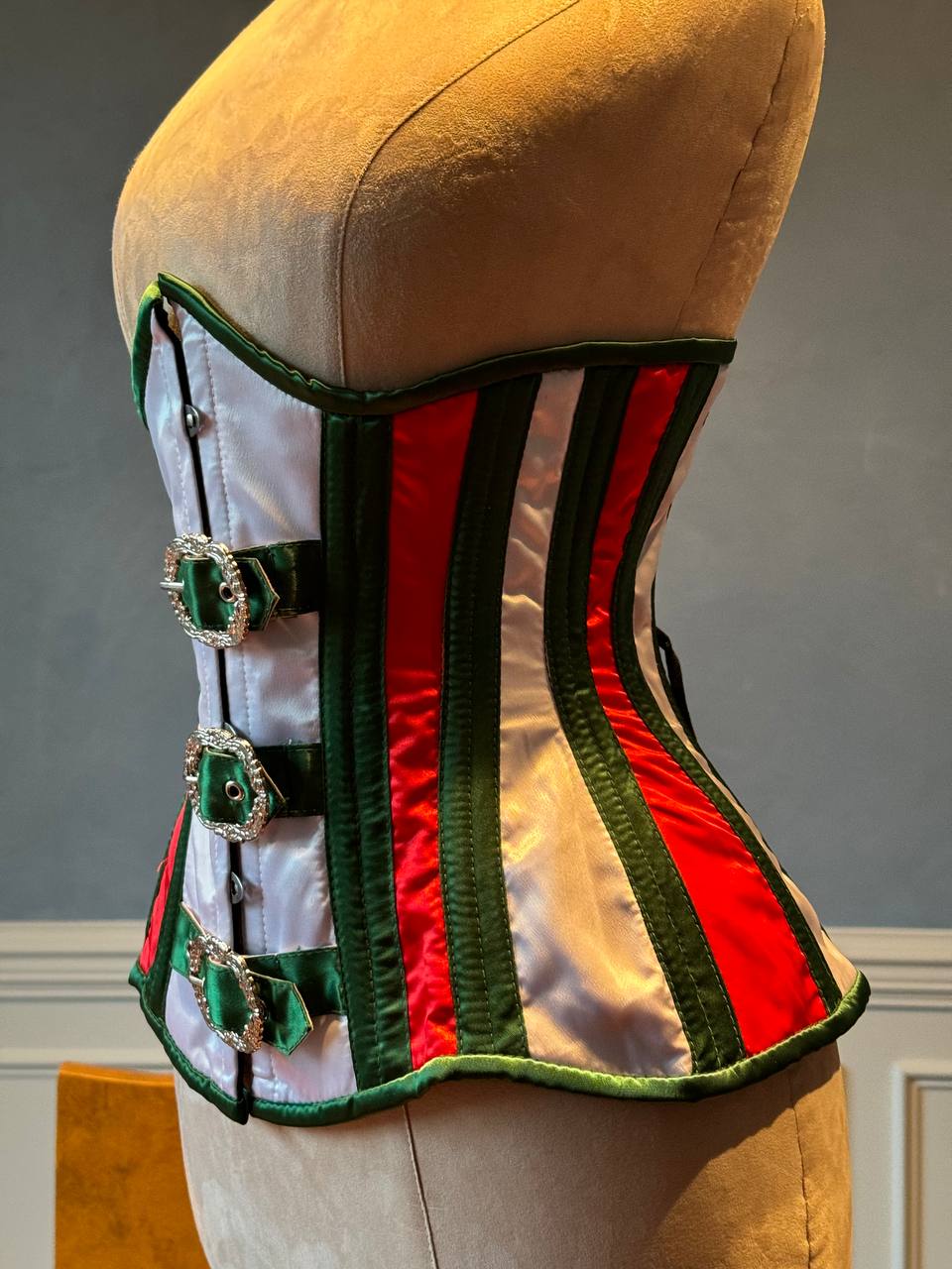 
                  
                    Corset sottoseno rosso e verde in raso in stile Santa con chiusure steampunk davanti. Il corsetto è realizzato personalmente secondo le tue misure.
                  
                