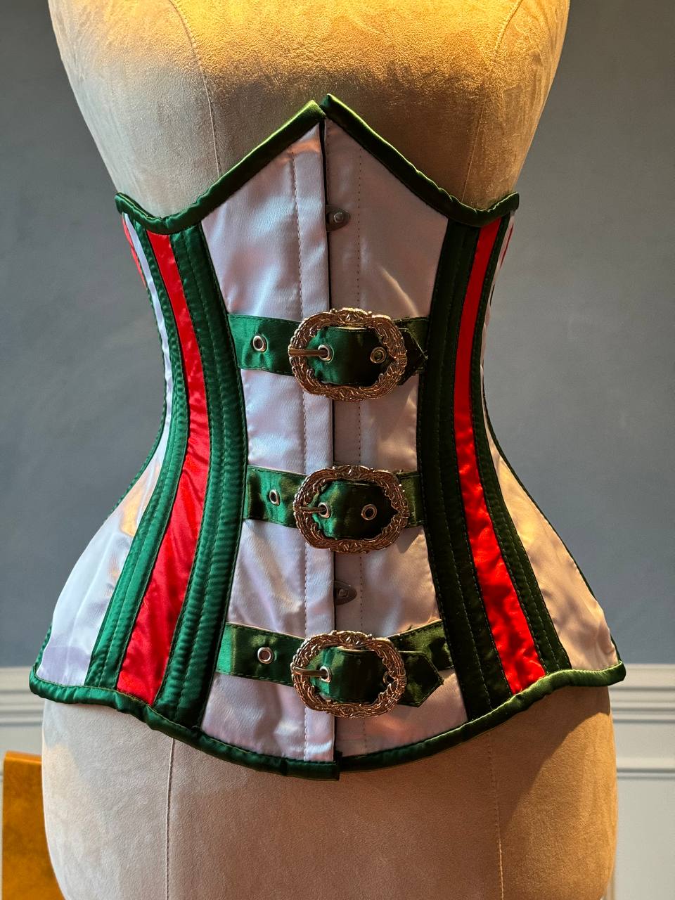 
                  
                    胸下部采用圣诞老人风格的红色和绿色缎子，前面有蒸汽朋克扣钩。紧身胸衣根据您的尺寸量身定制。
                  
                