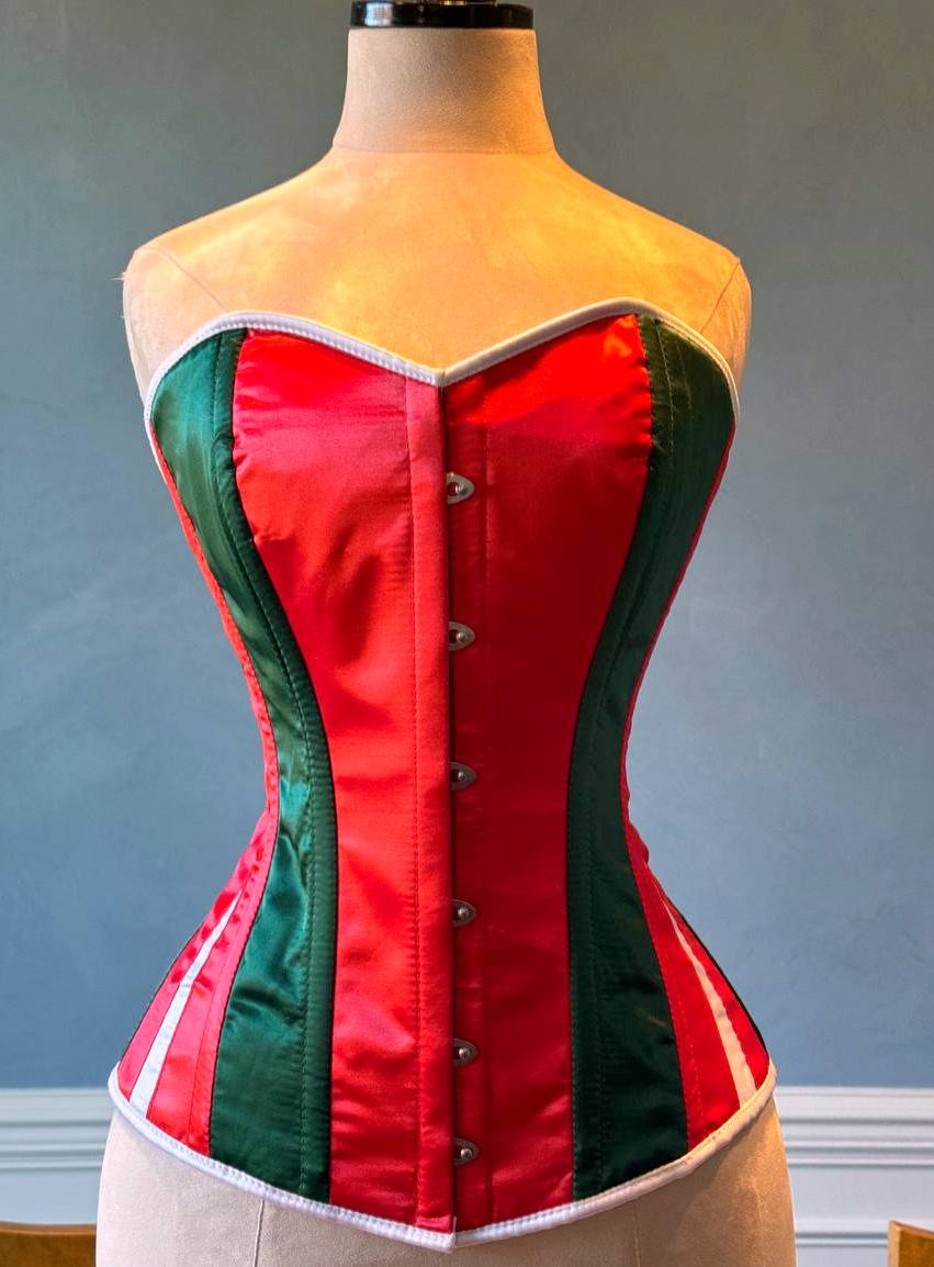 
                  
                    红绿缎子搭配白色圣诞缎子紧身胸衣。紧身胸衣根据您的尺寸量身定制。
                  
                