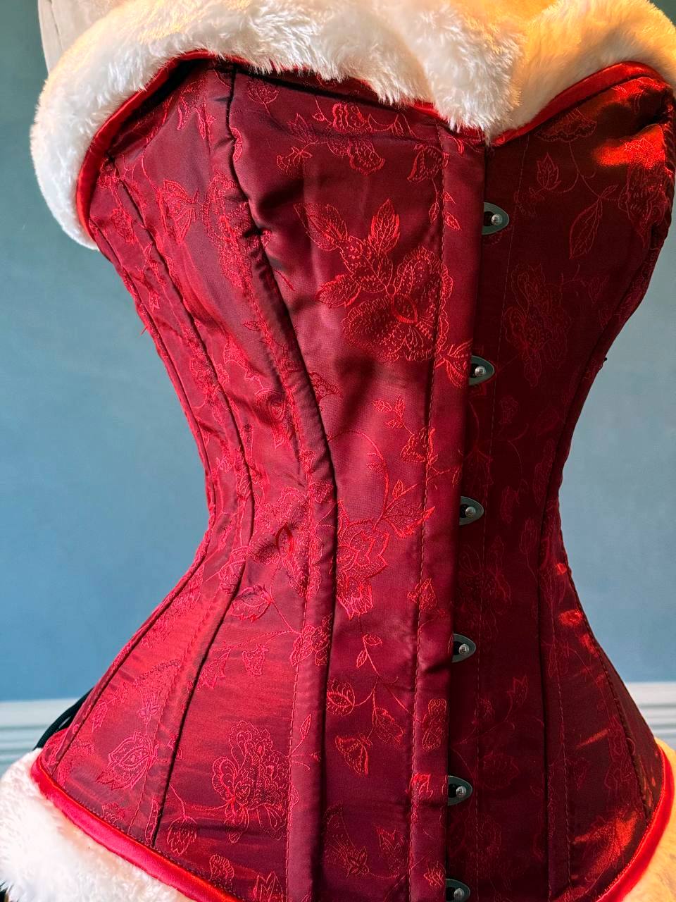 红色锦缎配白色毛皮，价格实惠的圣诞老人紧身胸衣。紧身胸衣根据您的尺寸量身定制。