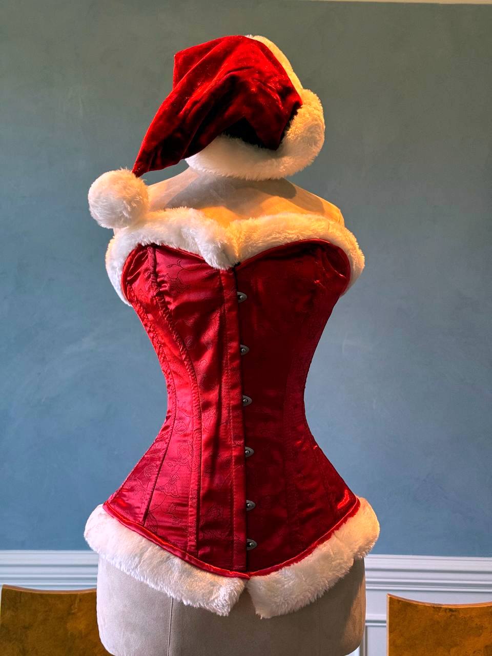 
                  
                    Brocado vermelho com pele branca espartilho de Natal de Papai Noel acessível. O espartilho é feito pessoalmente de acordo com suas medidas.
                  
                