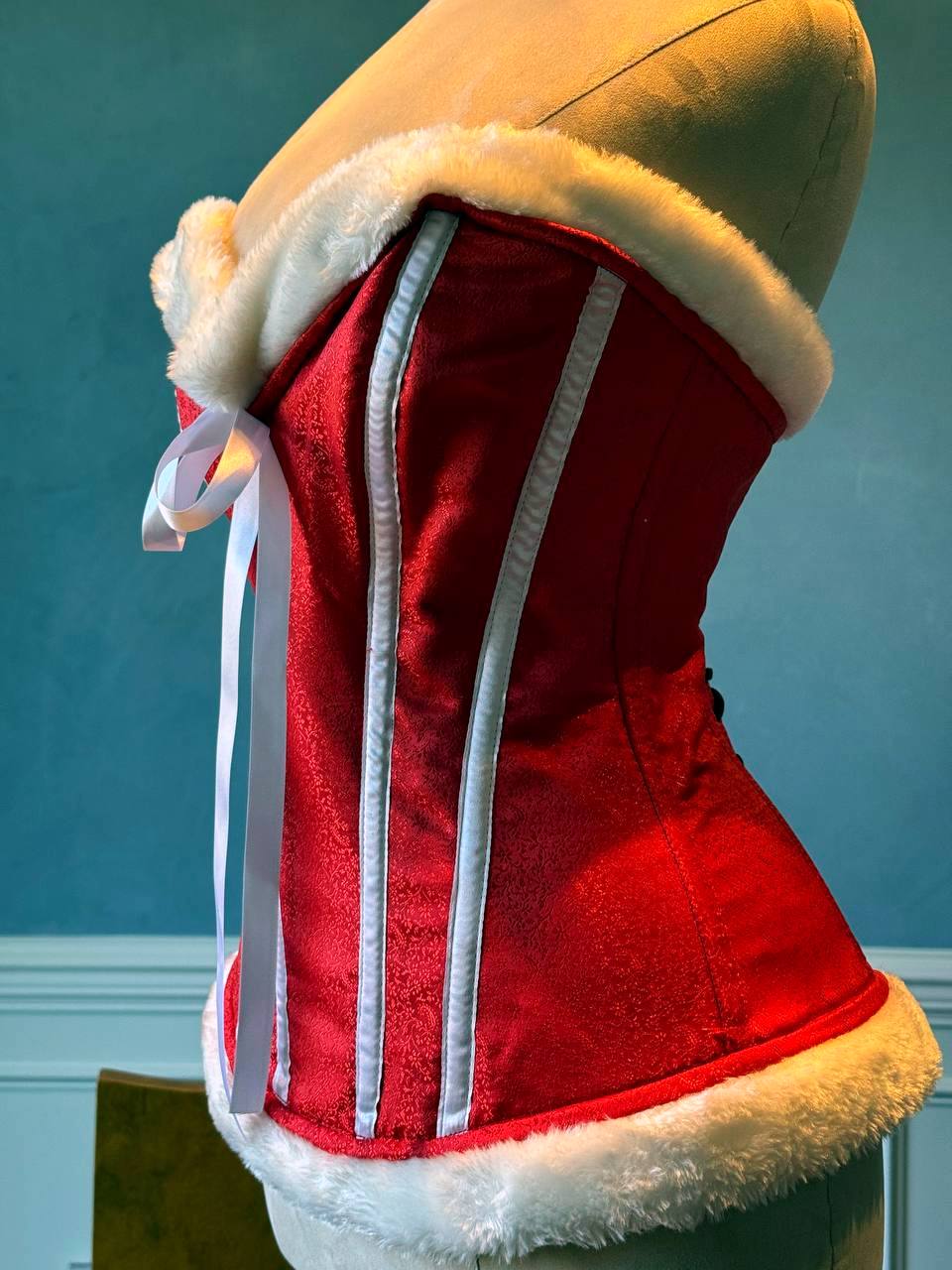 
                  
                    Corset rosso in raso con ossa bianche e pelliccia, un corsetto di Natale di Babbo Natale accessibile. Il corsetto è realizzato personalmente secondo le tue misure.
                  
                