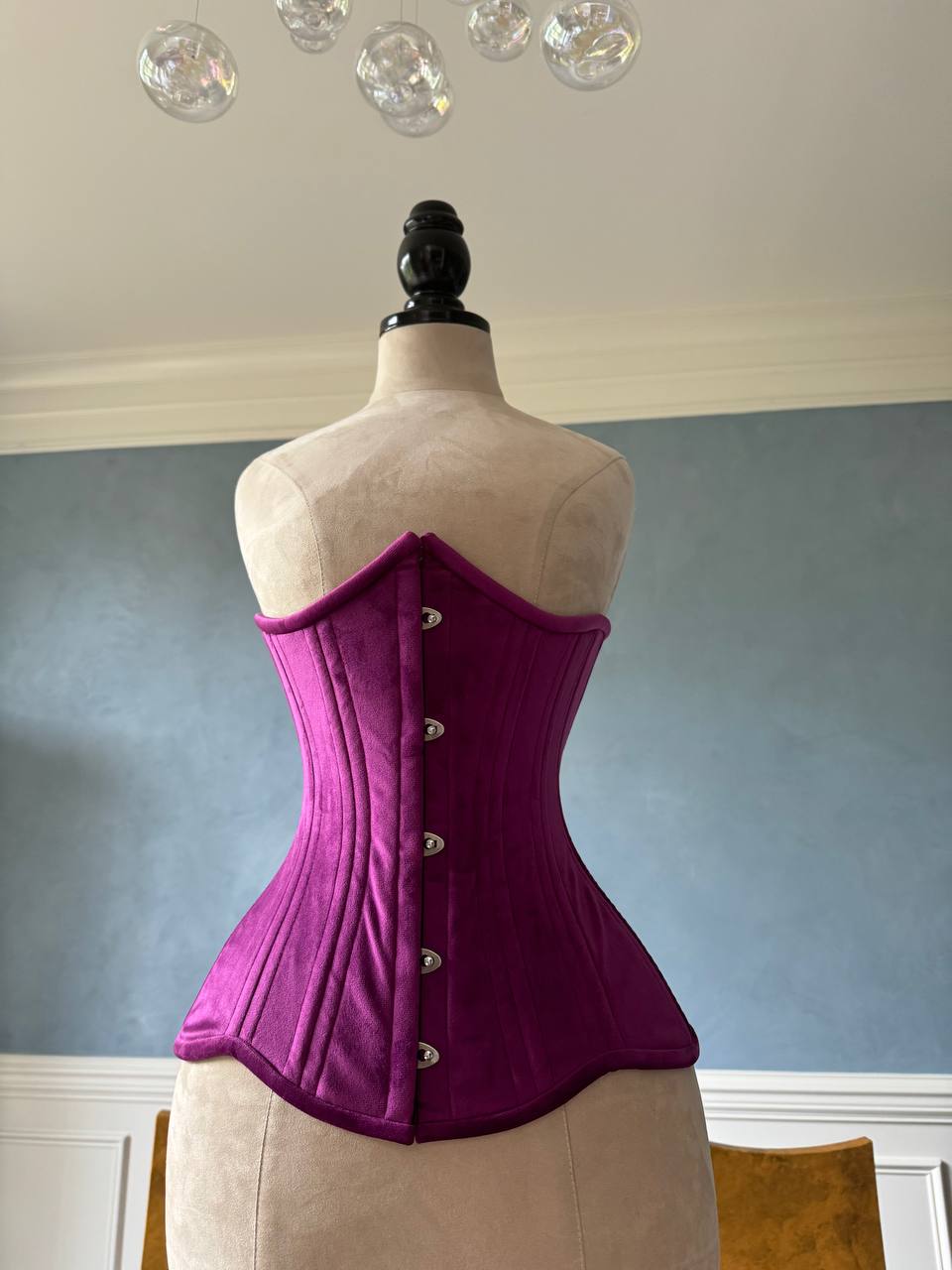 
                  
                    Véritable corset en velours désossé en acier à double rangée de conception courte avec de longues hanches
                  
                