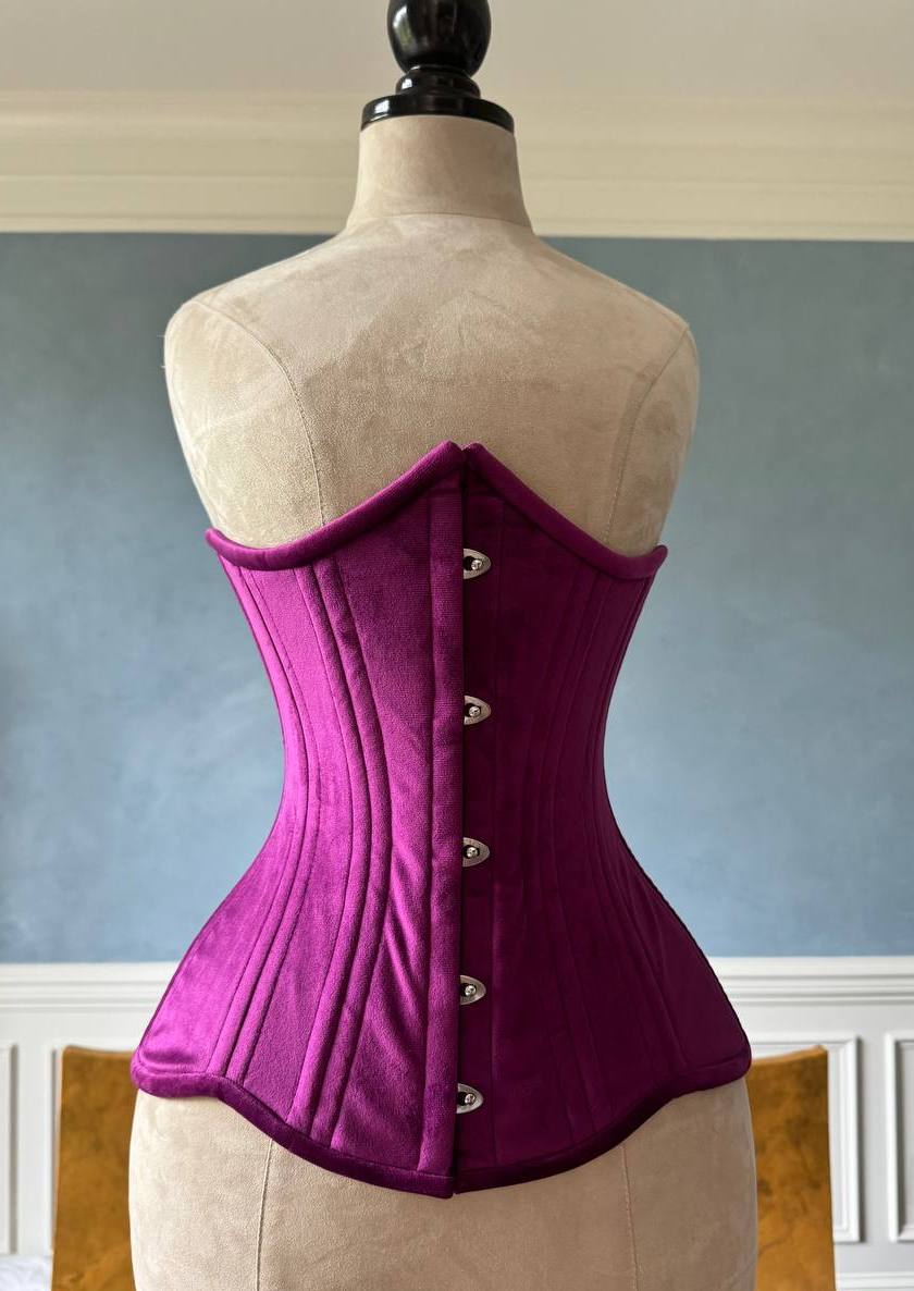 
                  
                    Véritable corset en velours désossé en acier à double rangée de conception courte avec de longues hanches
                  
                
