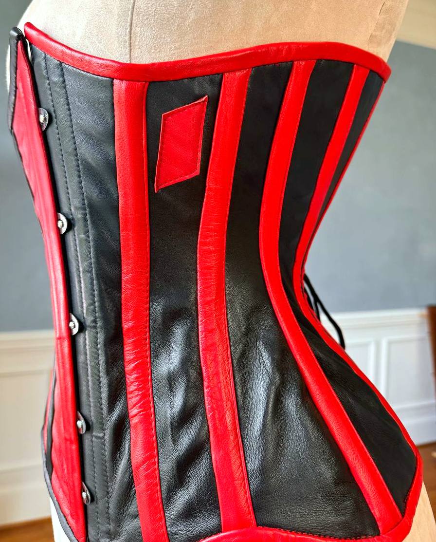 Harley Quinn-Inspired Underbust Corset – Red & Black Leather. Halloween corset Corsettery