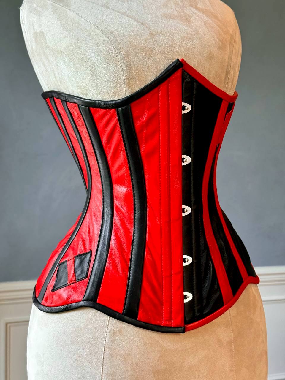 Harley Quinn-Inspired Underbust Corset – Red & Black Leather. Halloween corset Corsettery