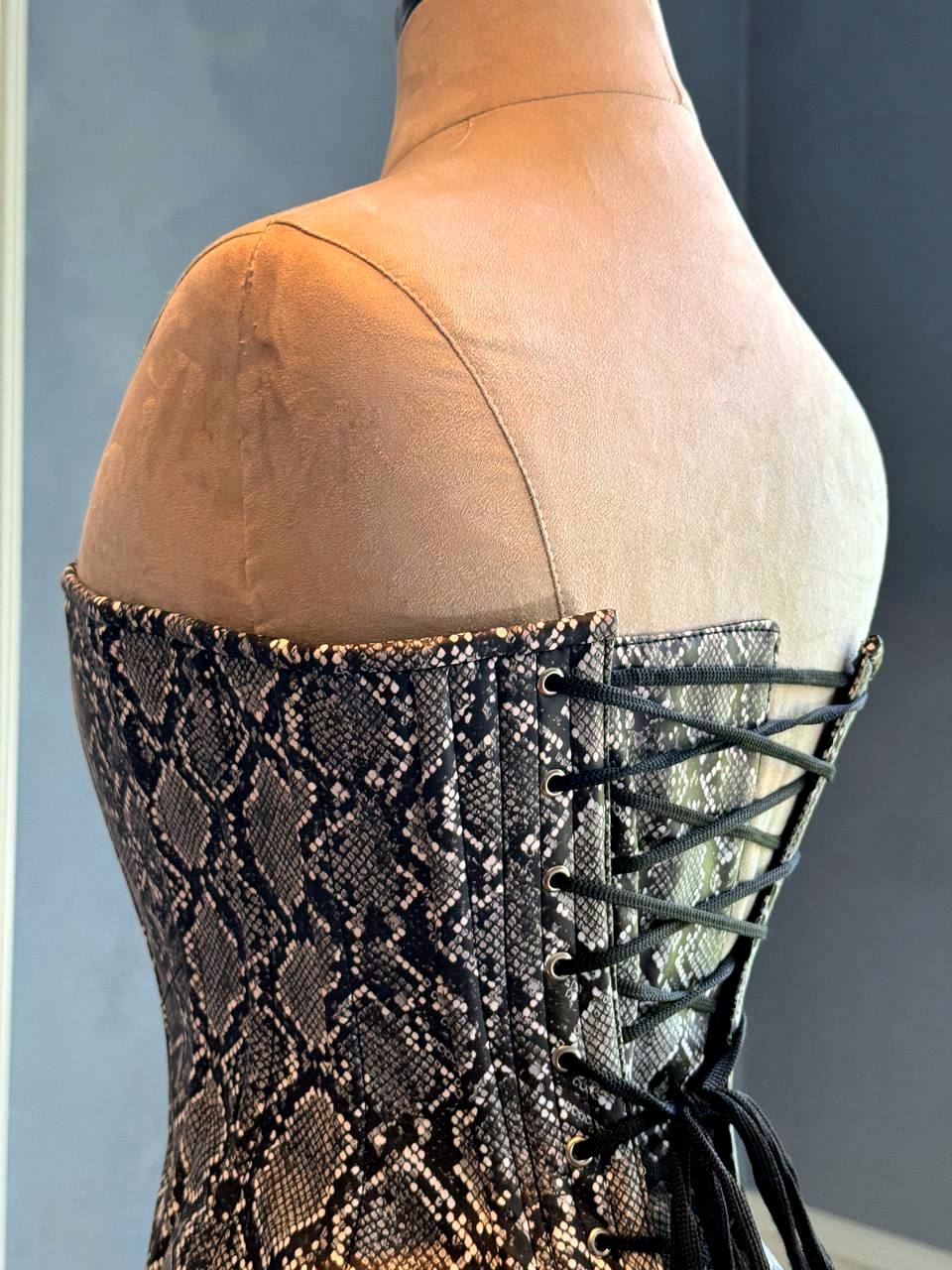 Serpent’s Kiss corset🖤-  Halloween edition Corsettery