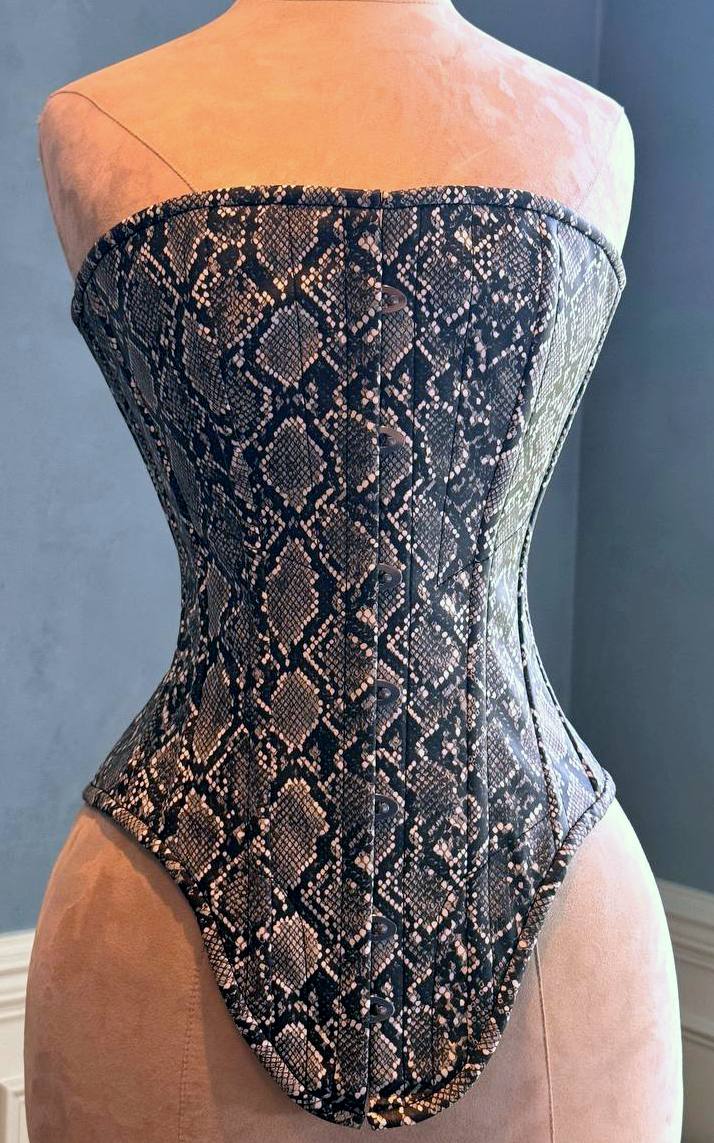 Serpent’s Kiss corset🖤-  Halloween edition Corsettery
