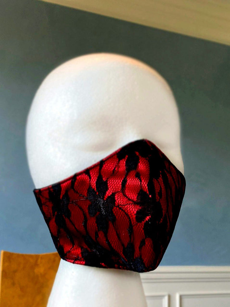 Couvre-visage/masque en tissu à la mode, rouge avec lacets noirs à l'extérieur, coton à l'intérieur. Ruban autour de la tête