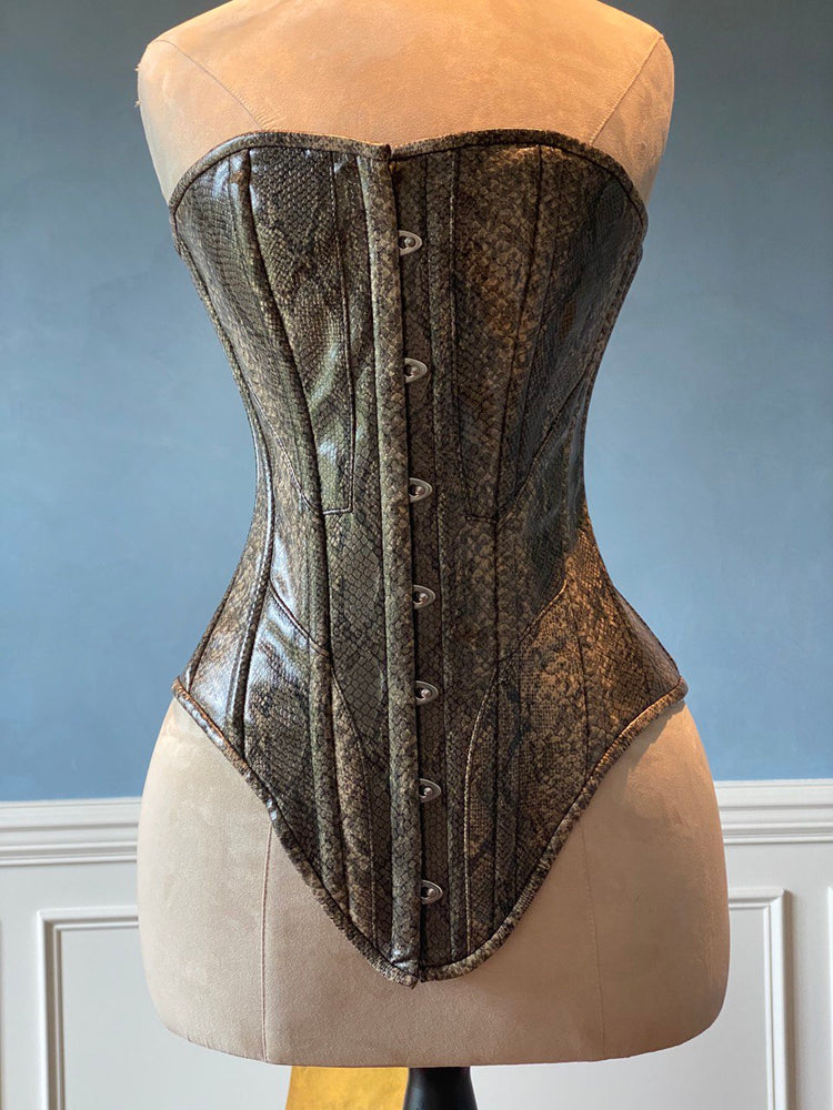 假蛇皮爱德华时代图案 PVC 紧身胸衣出现在杂志中。 Steelbone 定制紧身胸衣、文艺复兴、哥特式、蒸汽朋克、定制、维多利亚