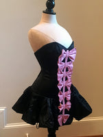 Draculaura cosplay 紧身胸衣连衣裙，采用黑色缎面和皮革蝴蝶结制成。万圣节，哥特式，吸血鬼角色扮演连衣裙