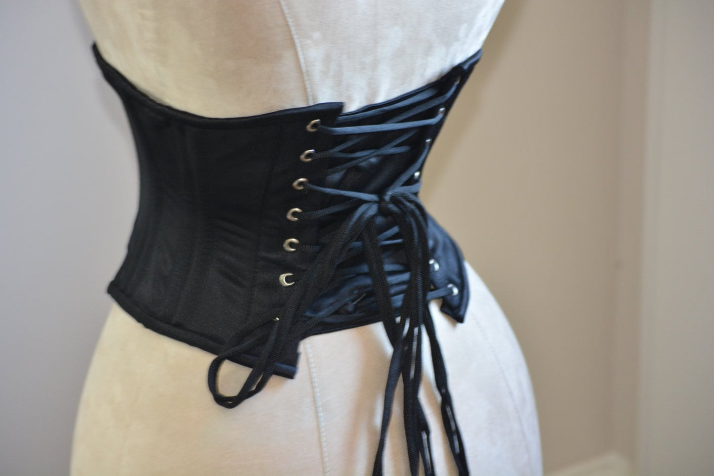 JasGood Dames Tied Waspie riem, Steampunk korsetriem Vintage Korset Lace Up Brede Riem, Zwart satijn, S:60cm(Fit Taille Größe 56-68cm JasGood Dames Tied Waspie riem, Steampunk korsetriem Vintage Korset Lace Up Brede Riem, Zwart satijn, S:60cm(Fit Taille Größe 56-68cm