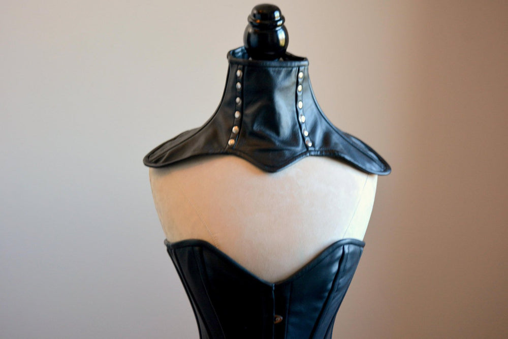 Un col corset en cuir véritable lacé dans le dos, différentes couleurs disponibles. Gothique, bdsm, vintage, burlesque, pin-up, steampunk, bal