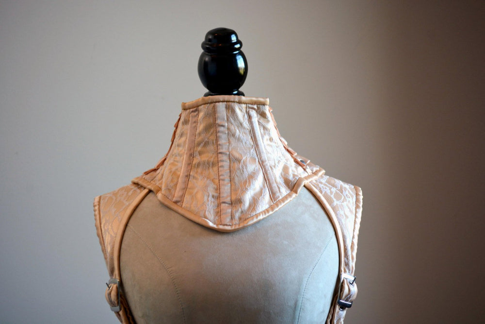 Colletto corsetto in raso e rete allacciato sul retro, diversi colori disponibili.