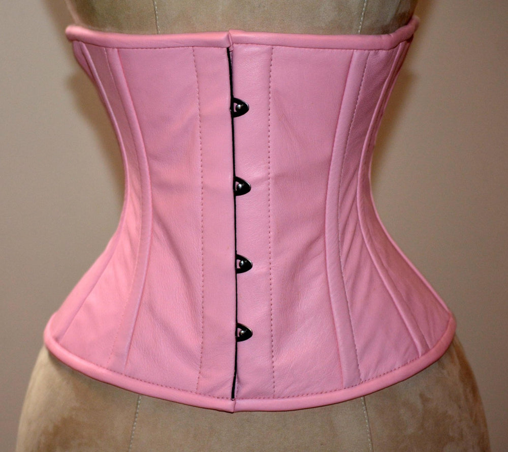 淡粉色小羊皮腰部钢骨正宗紧身胸衣。紧身束腰和腰部训练的紧身胸衣，蒸汽朋克，哥特式