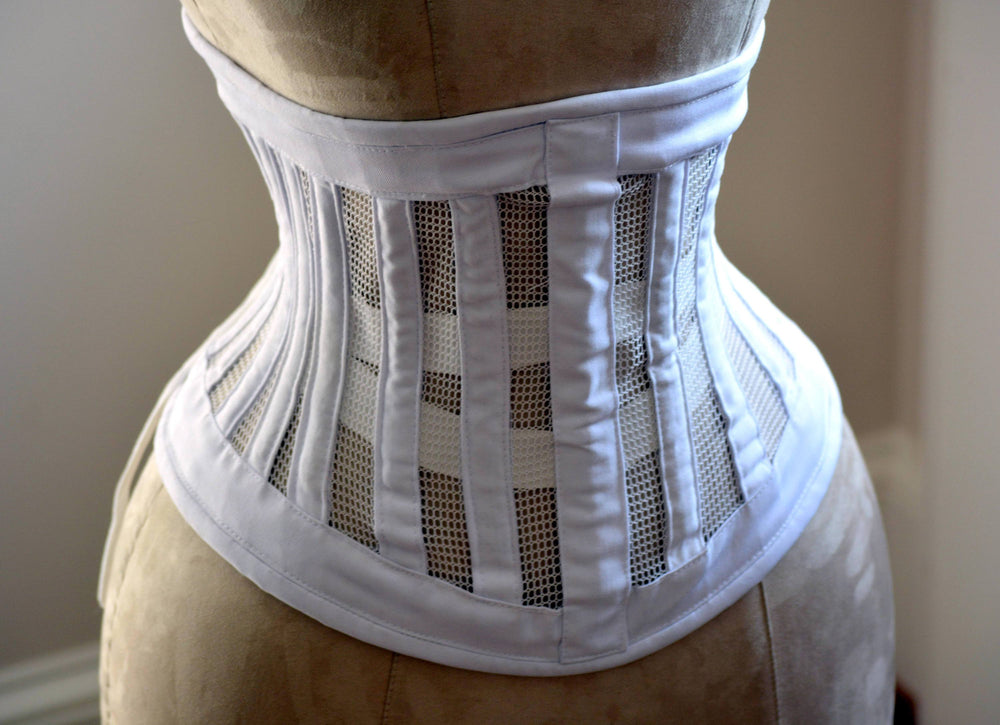 由透明网眼和棉制成的真正钢骨束腰宽束胸衣。用于紧身系带的腰部训练紧身胸衣。夏季版束缚紧身胸衣
