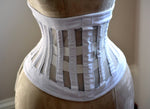 由透明网眼和棉制成的真正钢骨束腰宽束胸衣。用于紧身系带的腰部训练紧身胸衣。夏季版束缚紧身胸衣